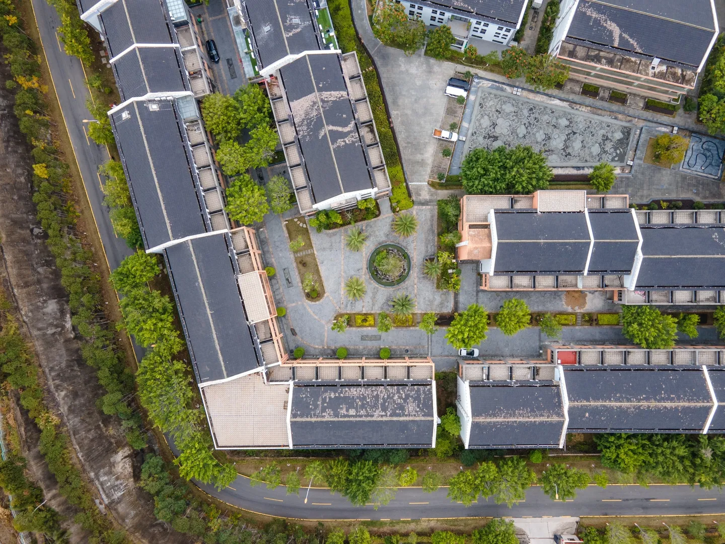 A bird 's eye view of an apartment complex.